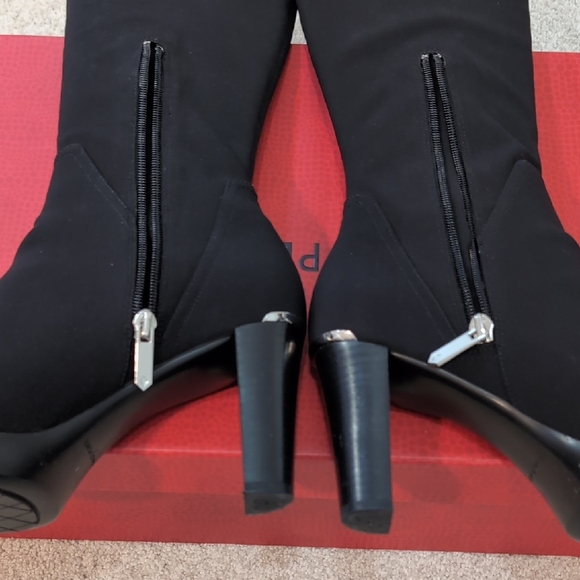 Donald J. Pliner Elegant Black Heeled Boots - Picture 4 of 11